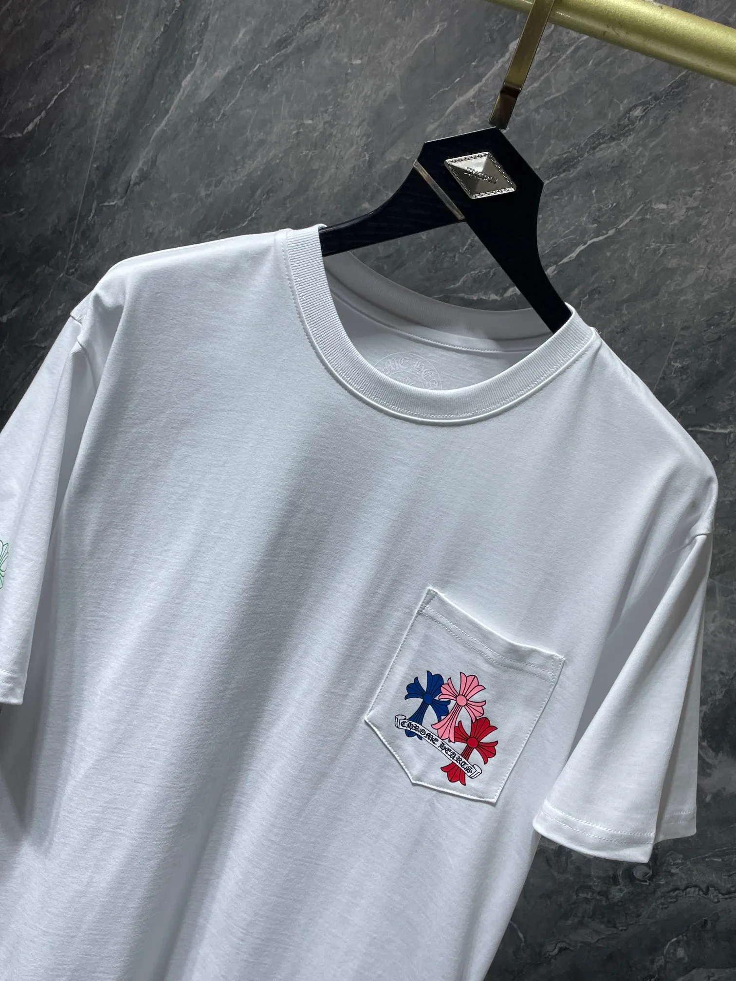 P140 New Chrome Hearts 25ss for summer. High gram weight, environmentally friendly and high-quality top-grade fabric. 260g~270g. Chrome classic color phantom cross letter flower arm length T. Imported environmentally friendly glue printing and dyeing. Counter synchronization. Re-engraved version 1:1. Recommended color: black white. Size: S, M, L, XL